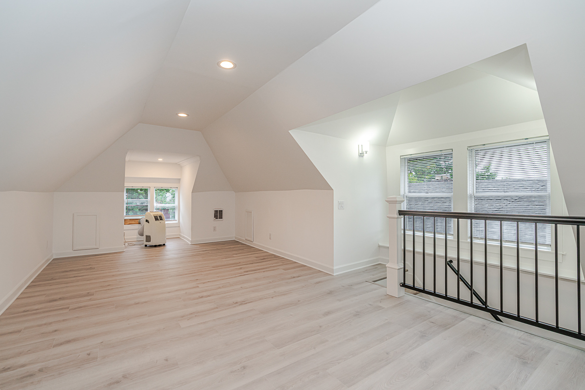 144 E Mithoff St-32