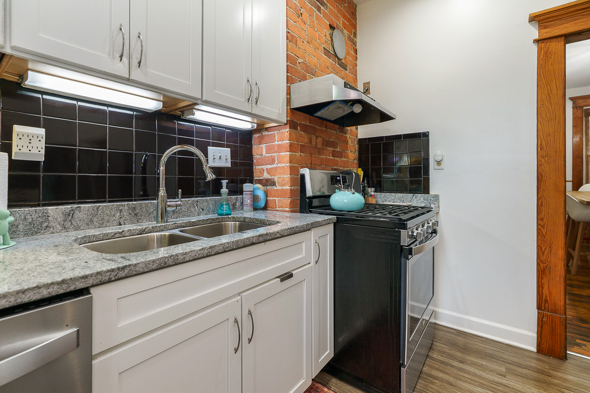 1471 Hamlet St-22