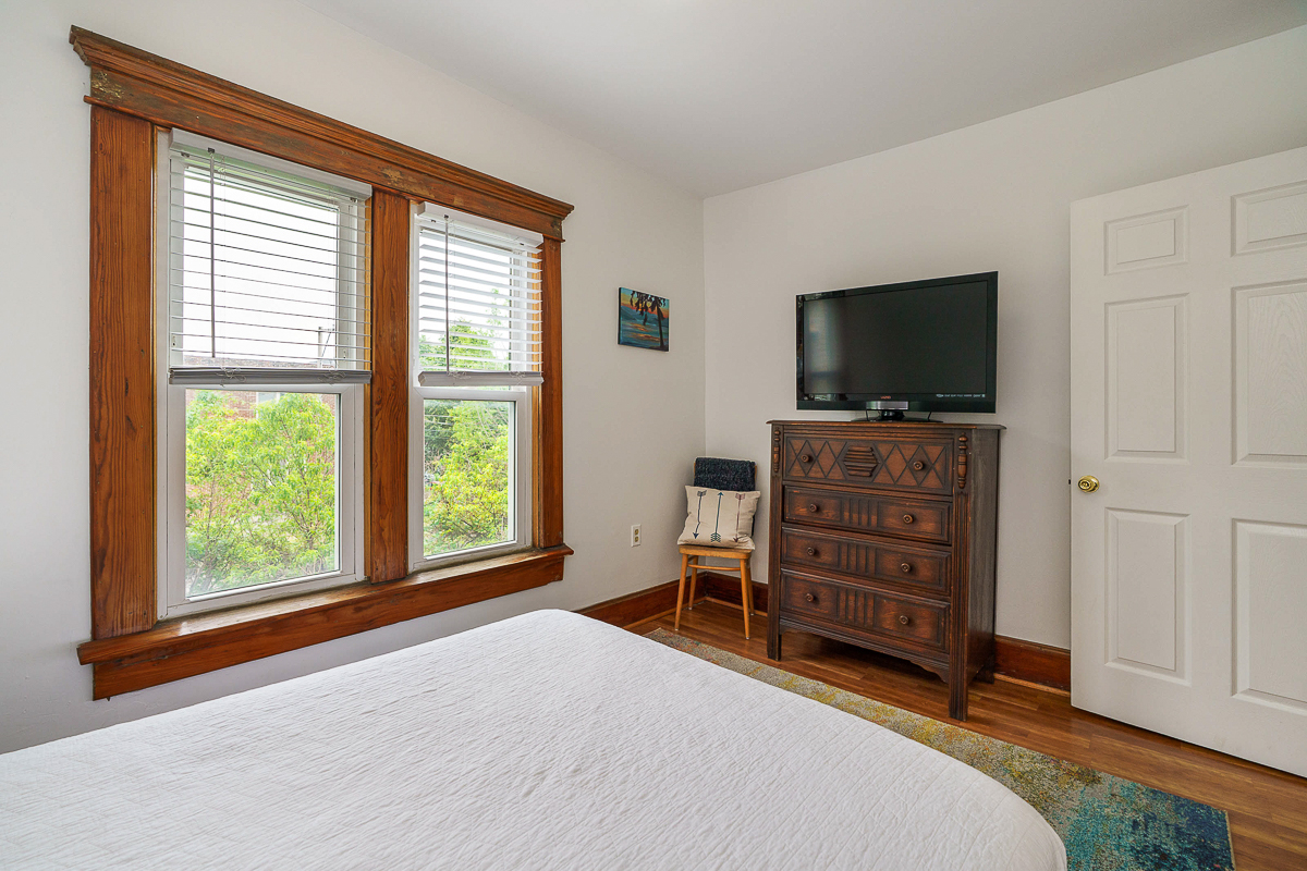 1471 Hamlet St-27