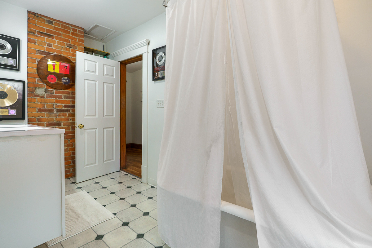 1471 Hamlet St-31