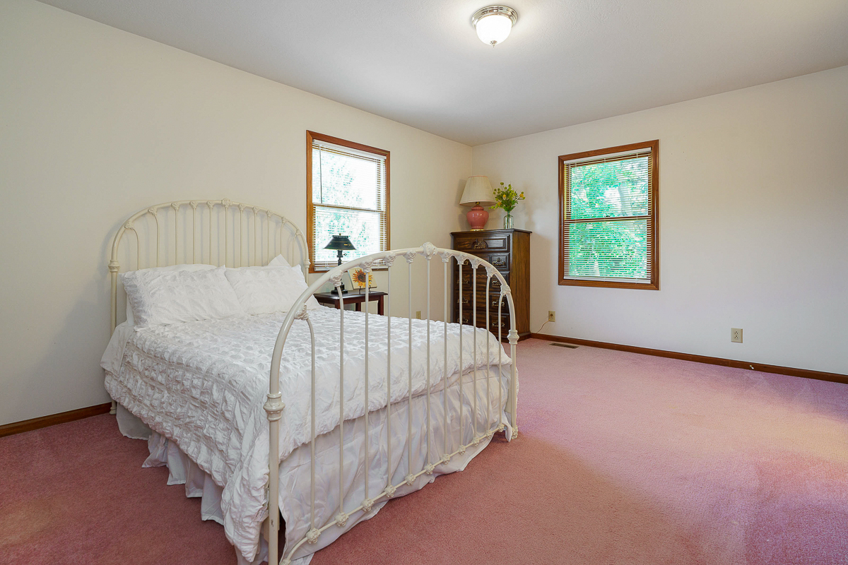190 E Hocking St-31