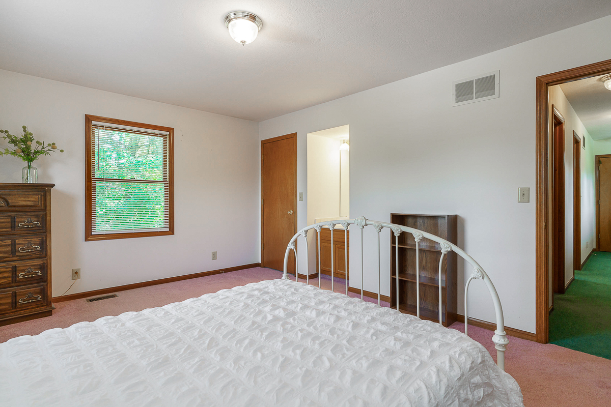 190 E Hocking St-32