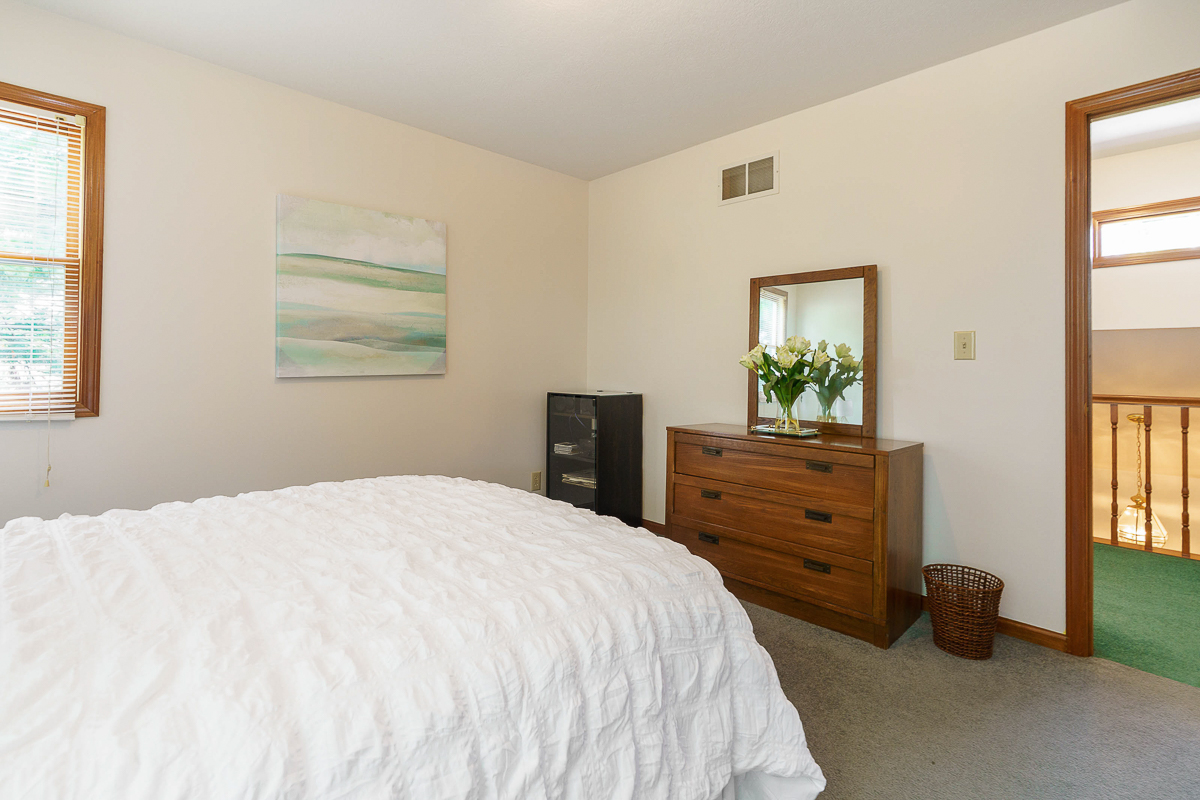 190 E Hocking St-36