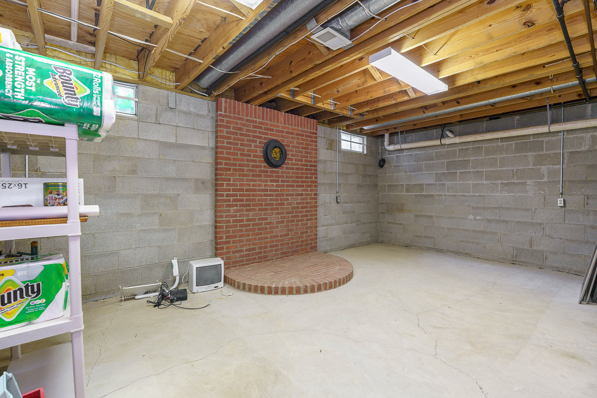 190 E Hocking St-38