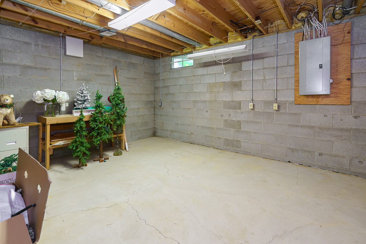 190 E Hocking St-39
