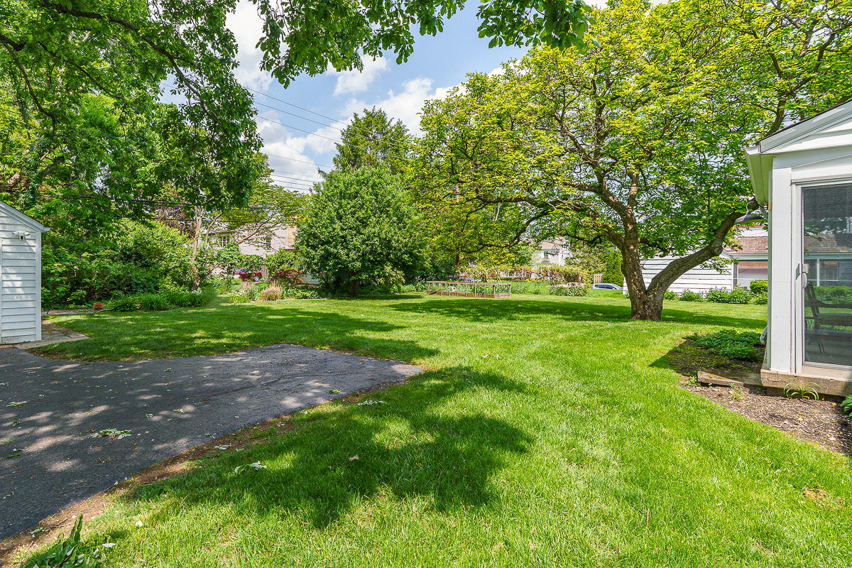 1946 W Lane Ave-12