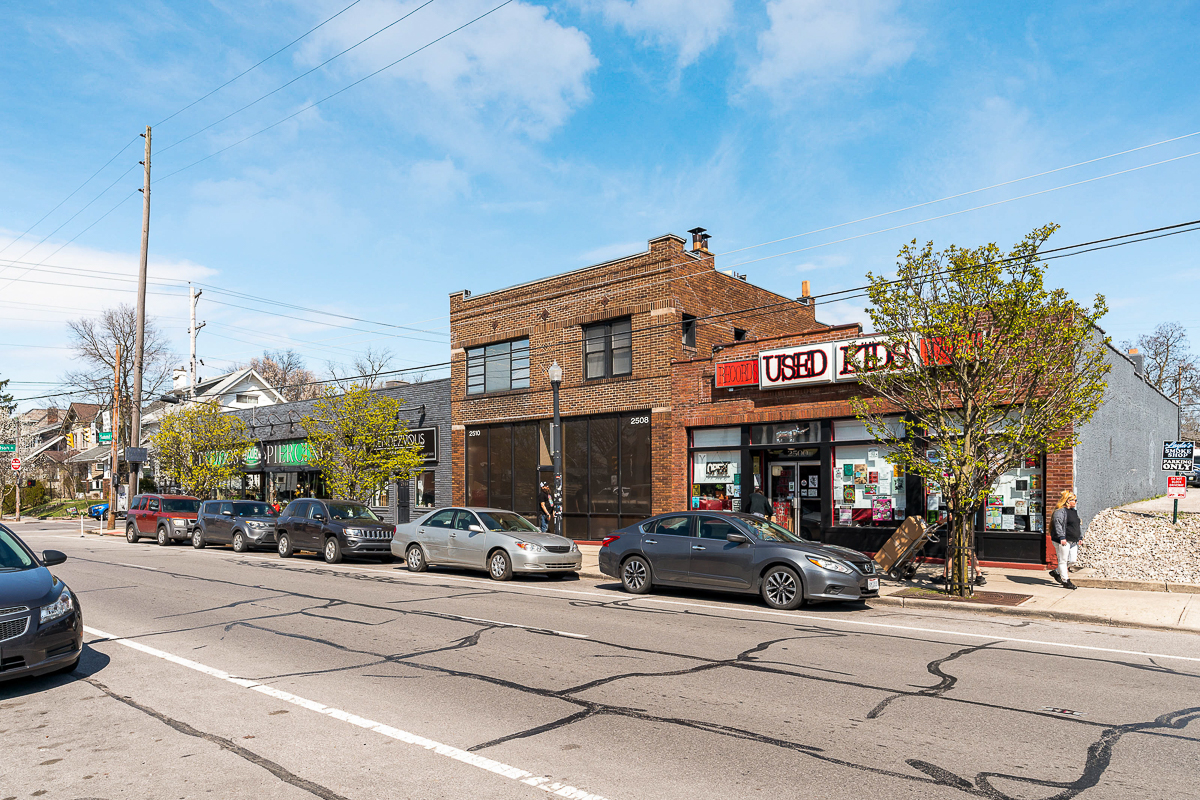 2587-2589 Dayton Ave -76