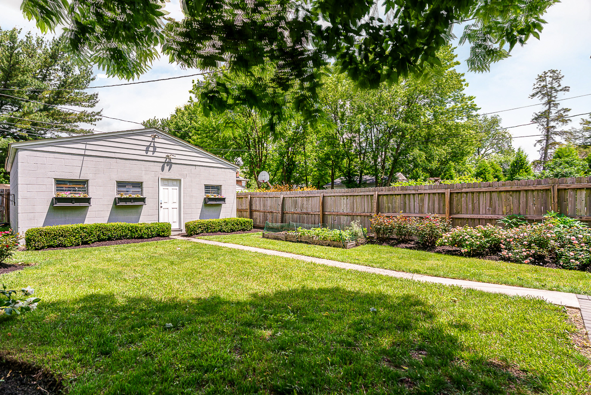 432 E Kossuth St-7