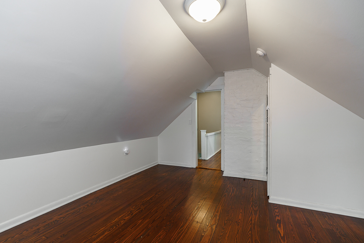 489 Elsmere St-27