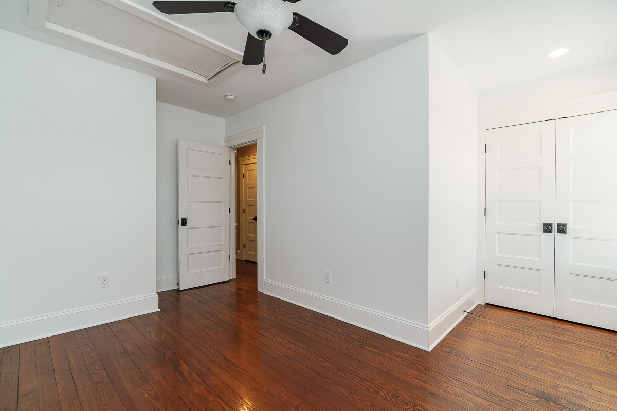 489 Elsmere St-32