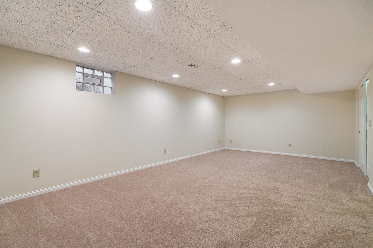 6644 Eastland Ct-13