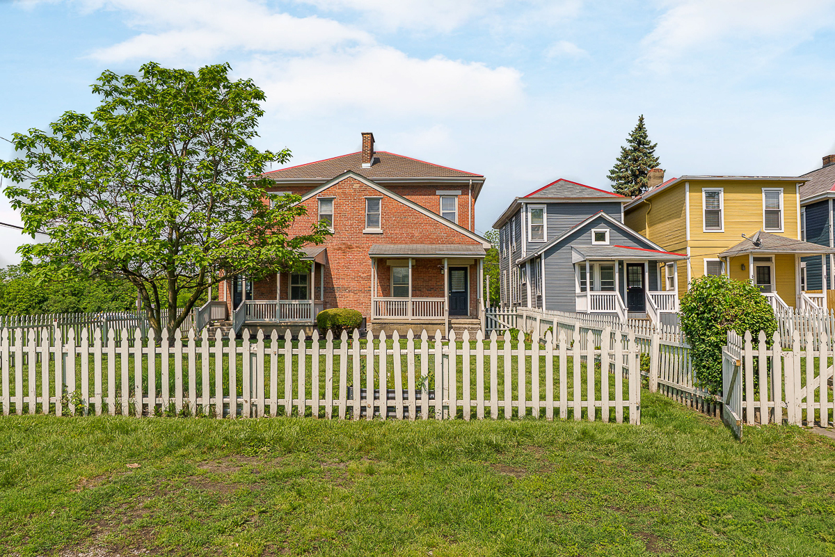 684 Hamlet St-10