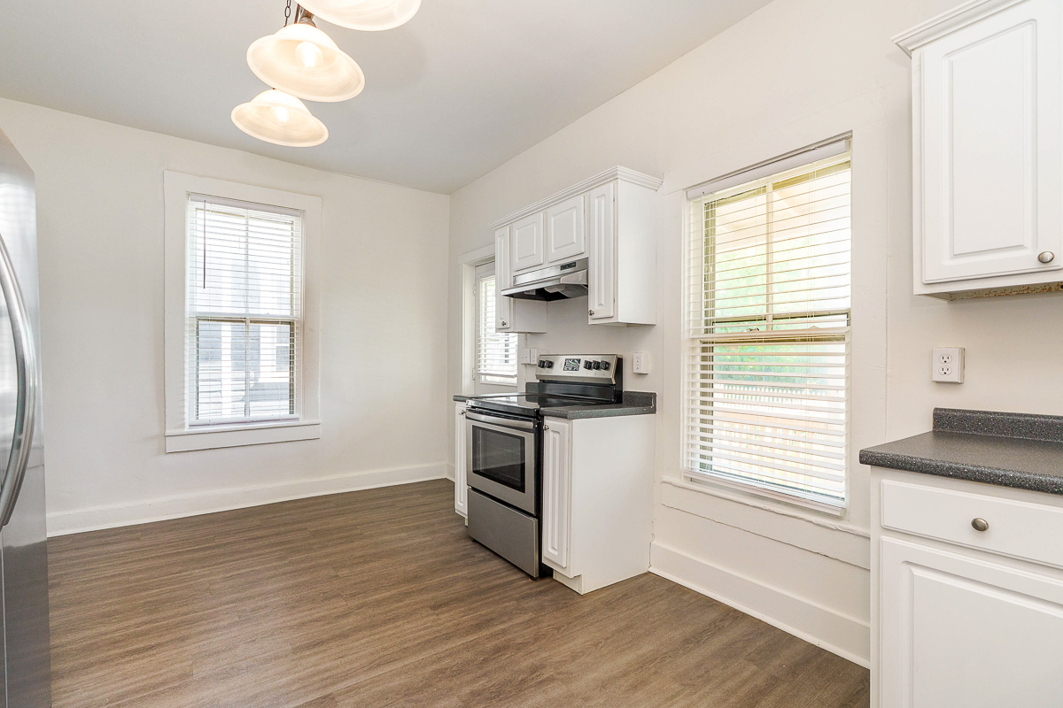 684 Hamlet St-23