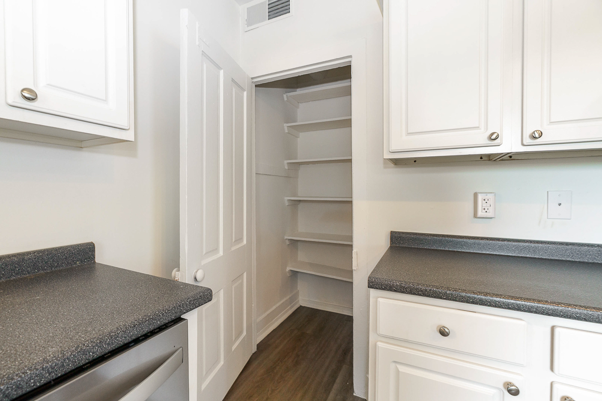 684 Hamlet St-25