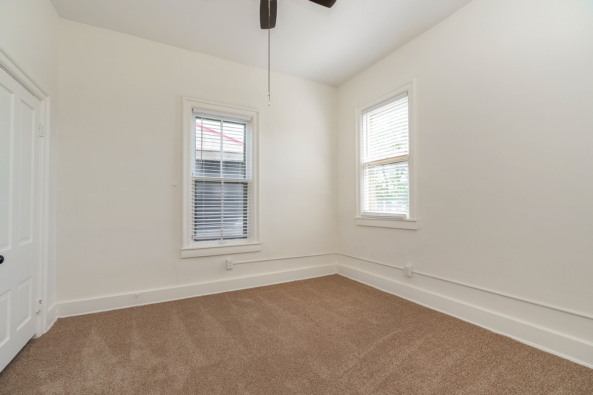 684 Hamlet St-35