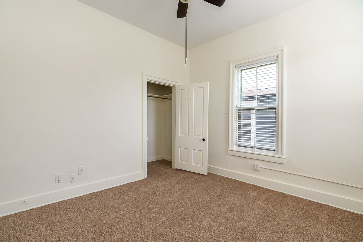 684 Hamlet St-36