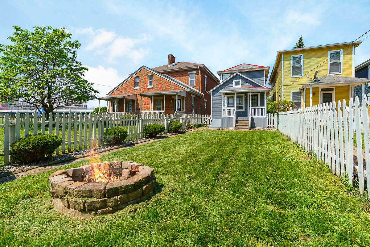 686 Hamlet St-10