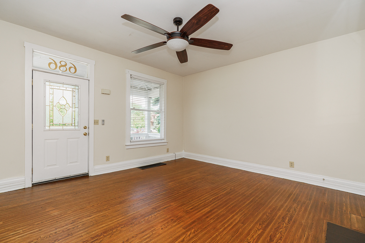 686 Hamlet St-13