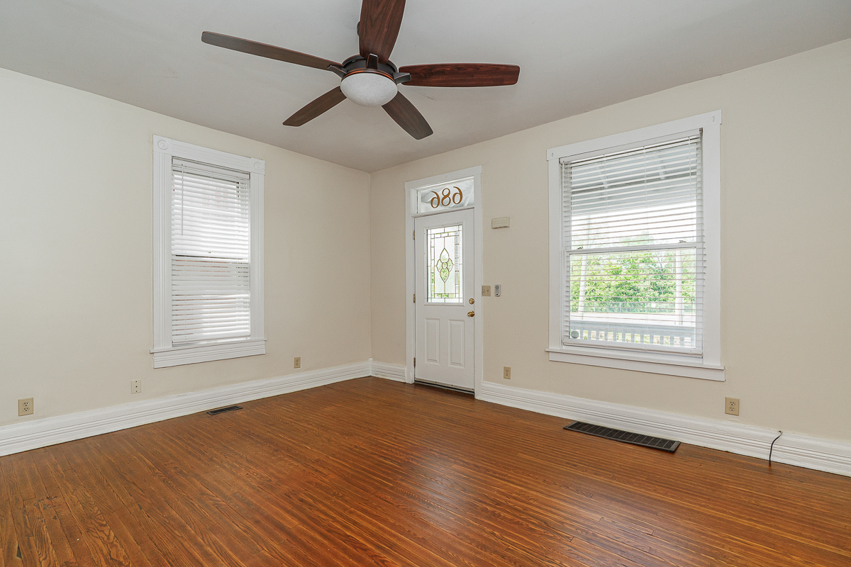 686 Hamlet St-14