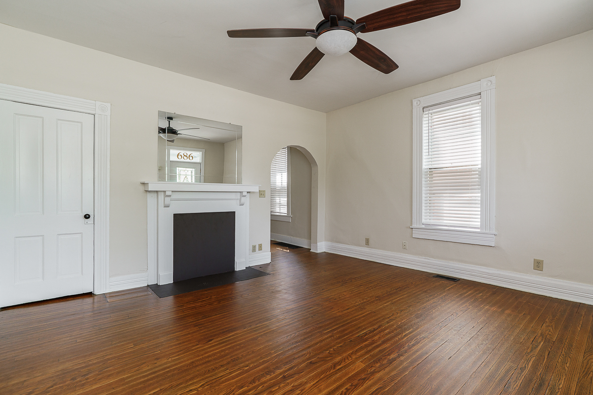 686 Hamlet St-15