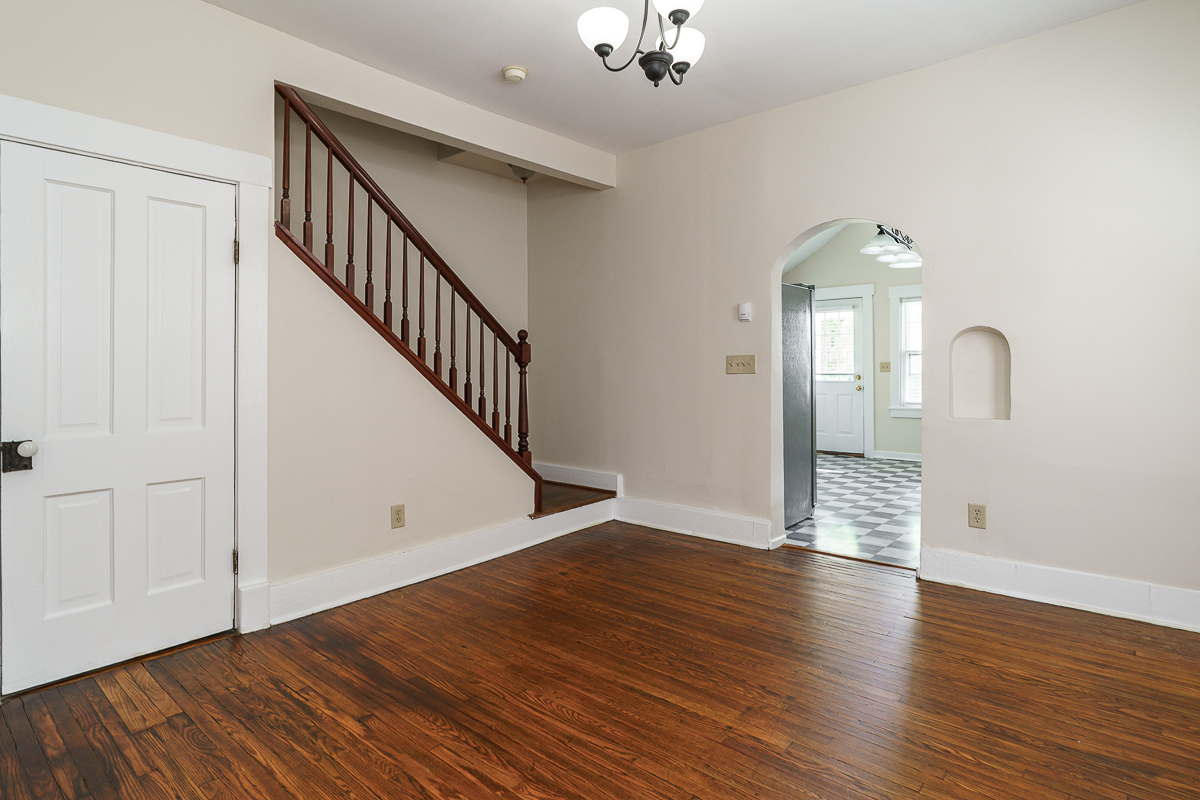 686 Hamlet St-16