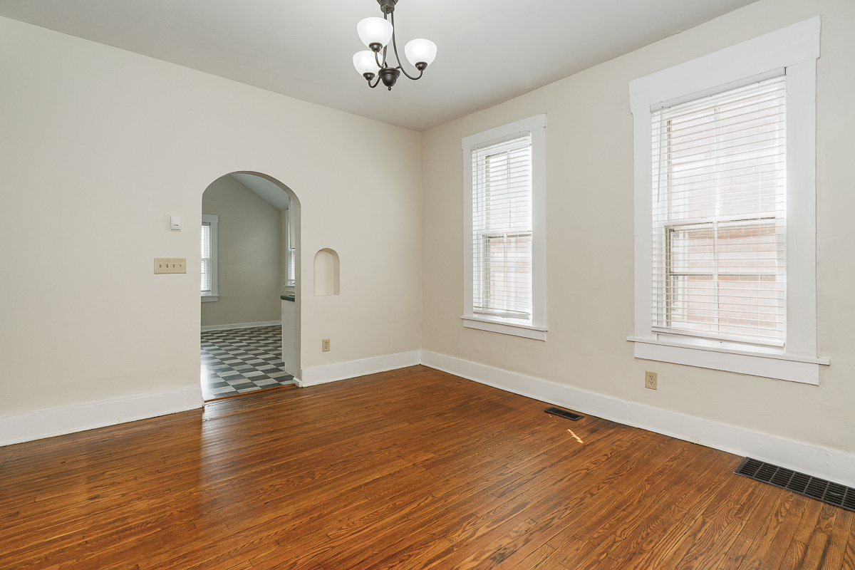 686 Hamlet St-17
