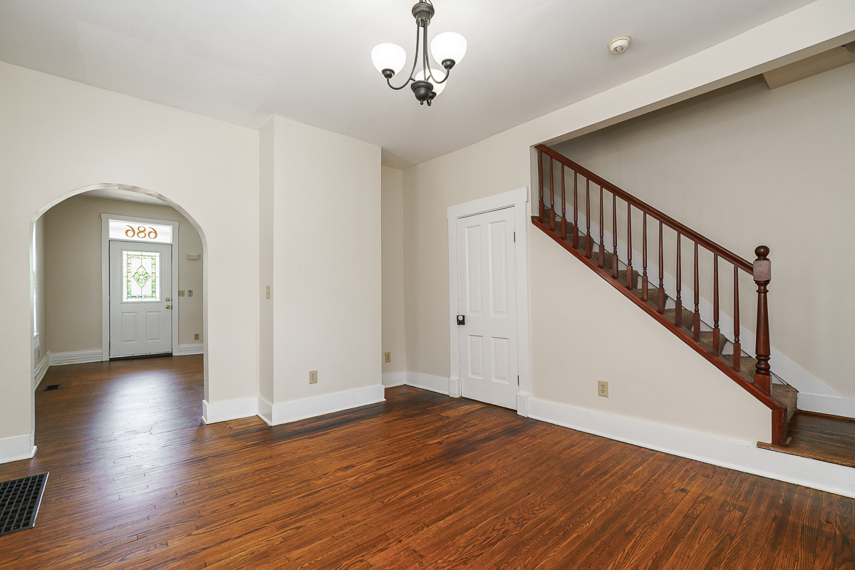 686 Hamlet St-18