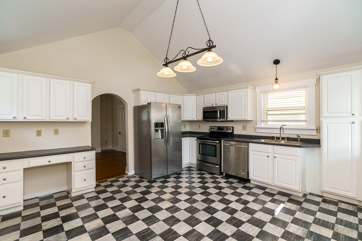 686 Hamlet St-20