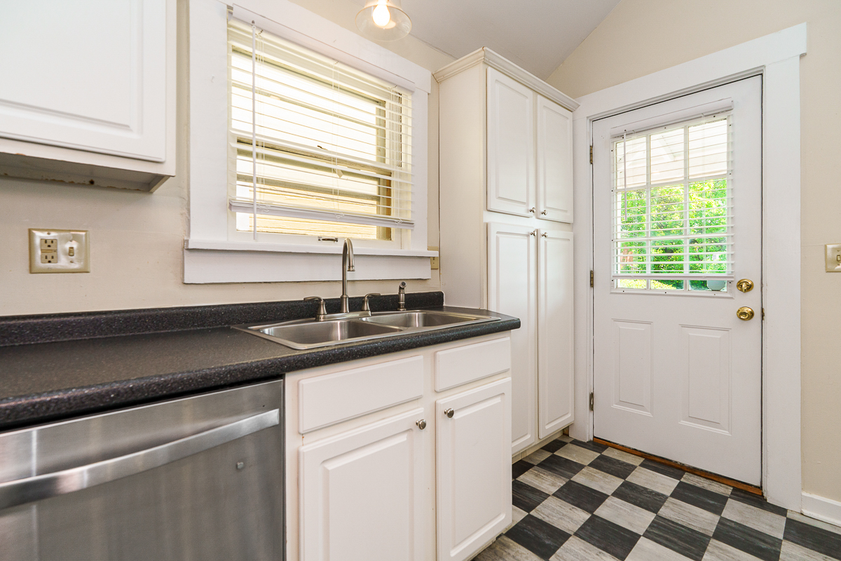 686 Hamlet St-21