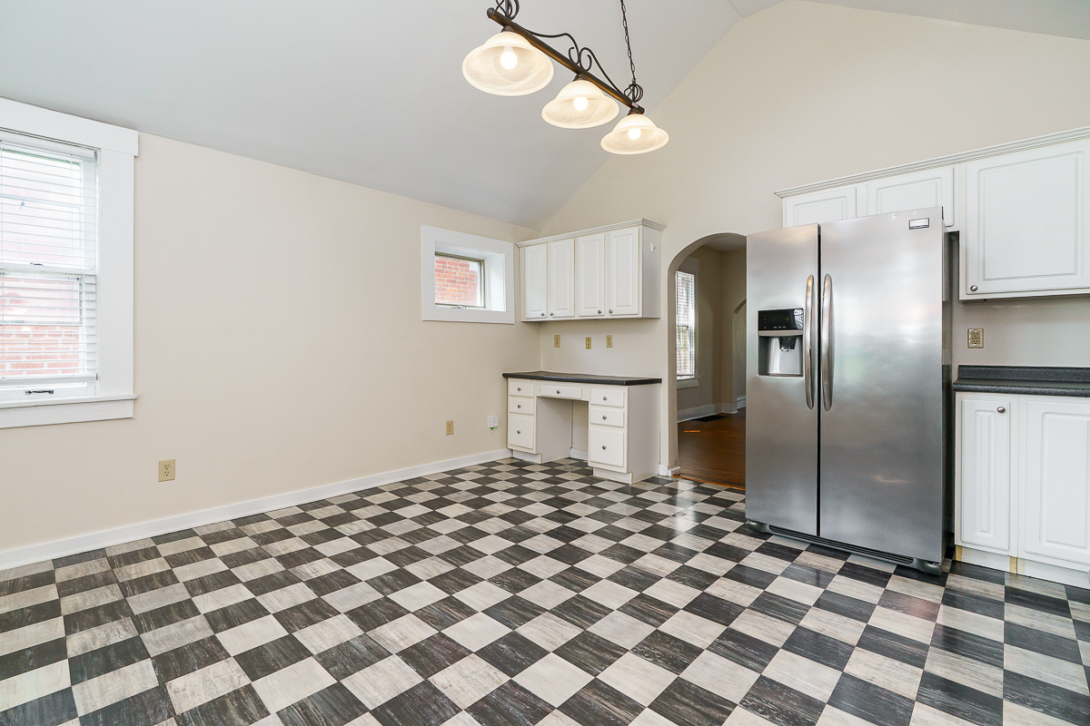 686 Hamlet St-23