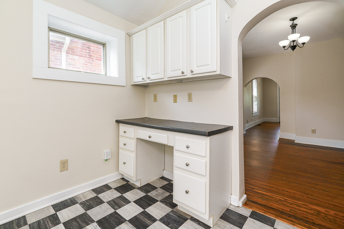 686 Hamlet St-24