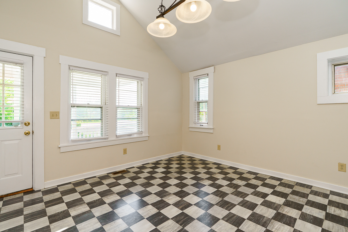 686 Hamlet St-25