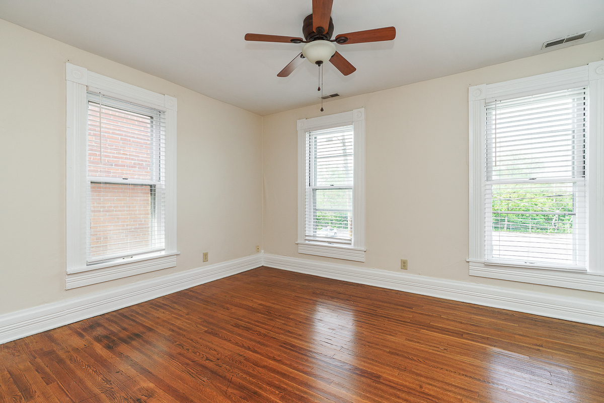686 Hamlet St-26