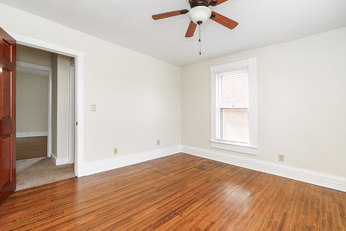 686 Hamlet St-29