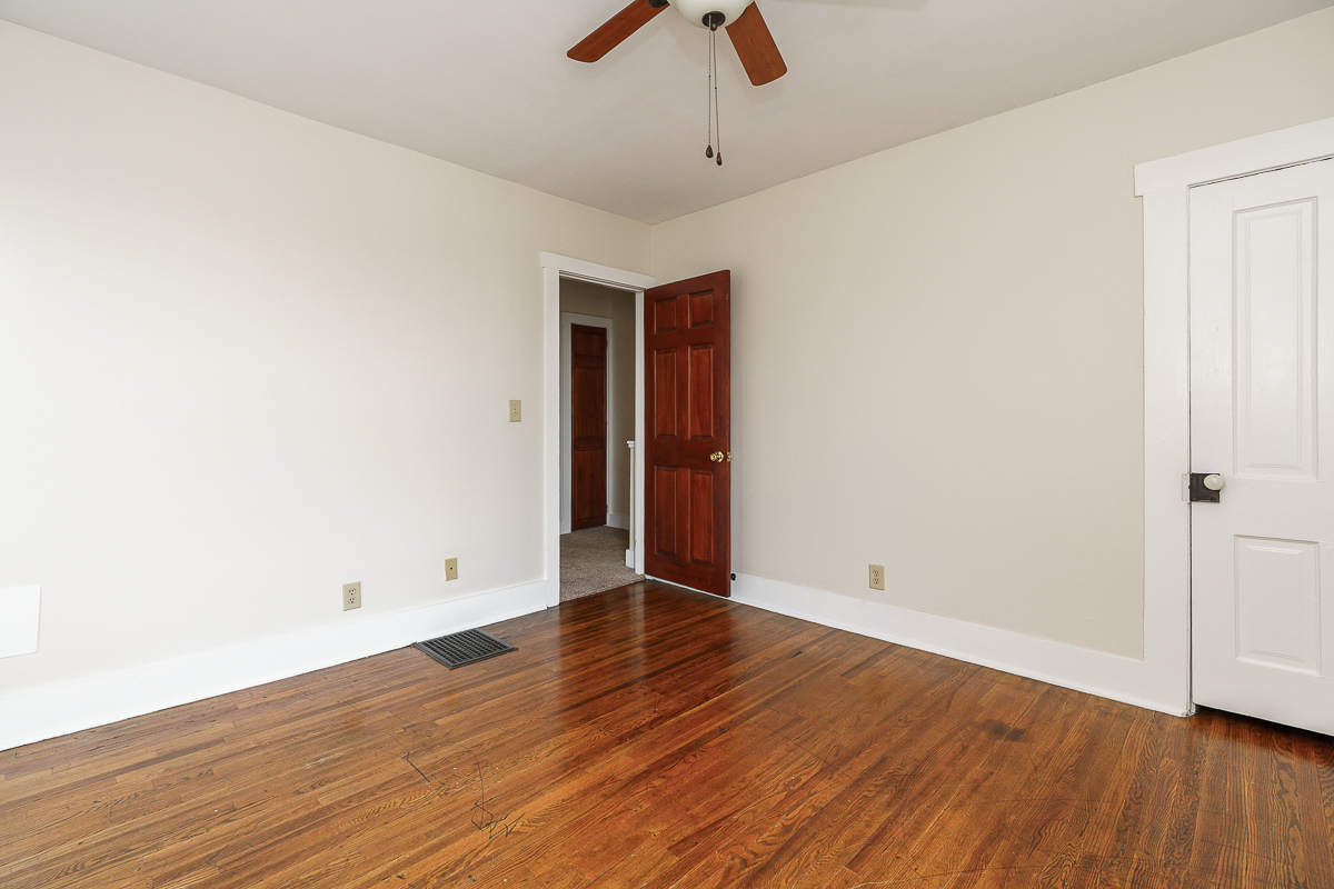 686 Hamlet St-34