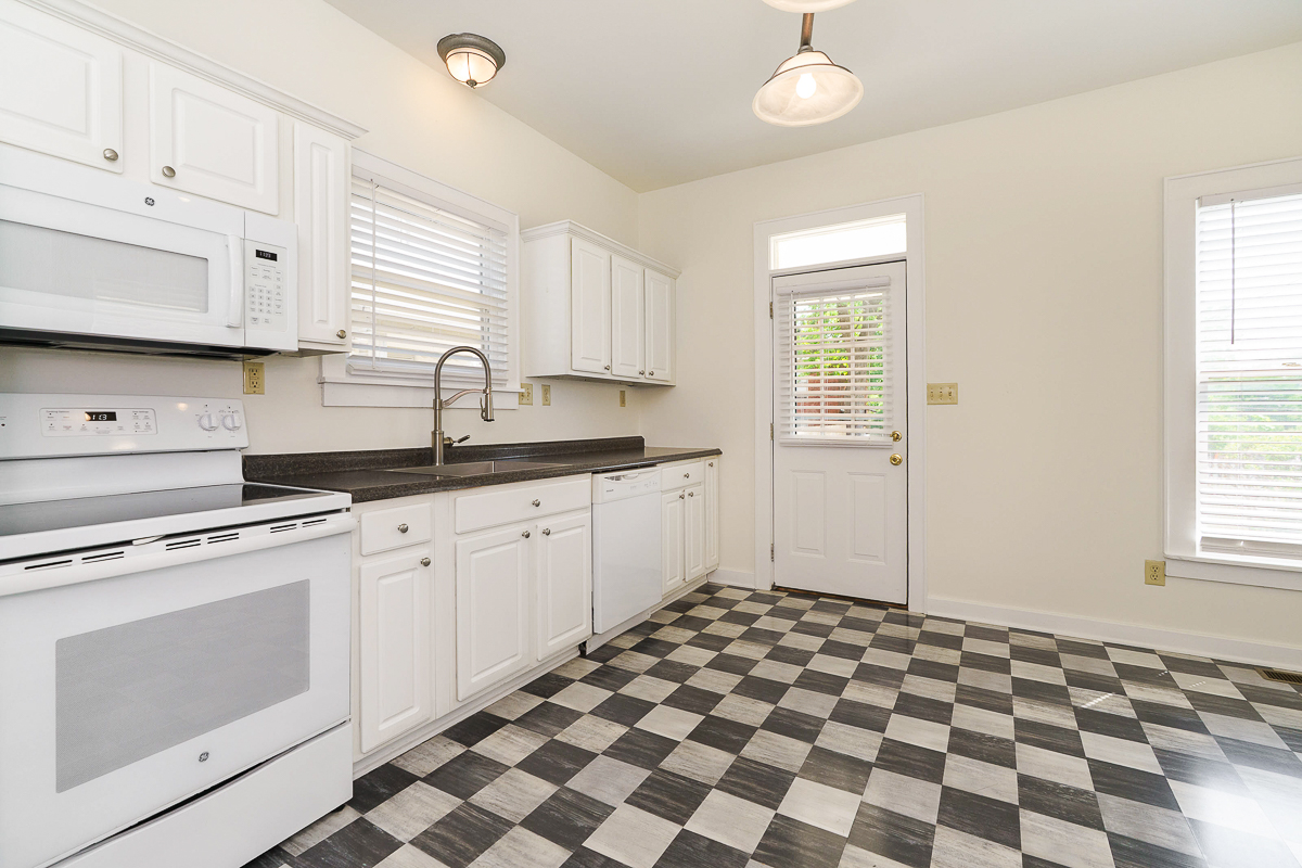 688 Hamlet St-20