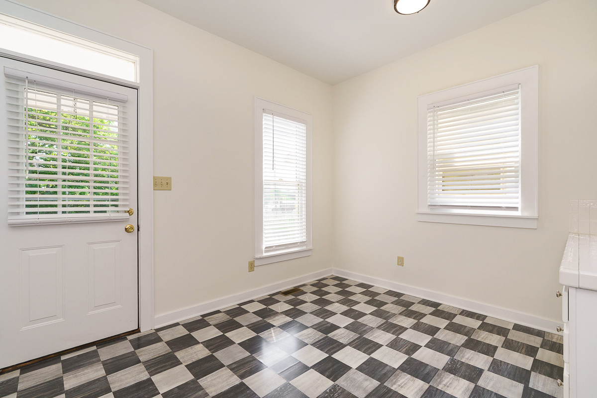 688 Hamlet St-21