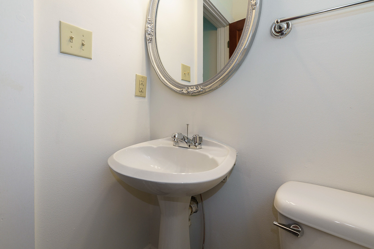 688 Hamlet St-25