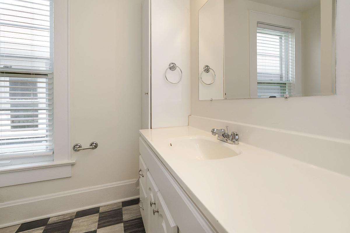 688 Hamlet St-29