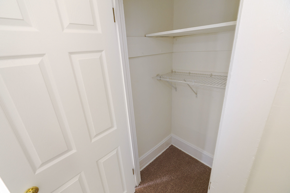 688 Hamlet St-32