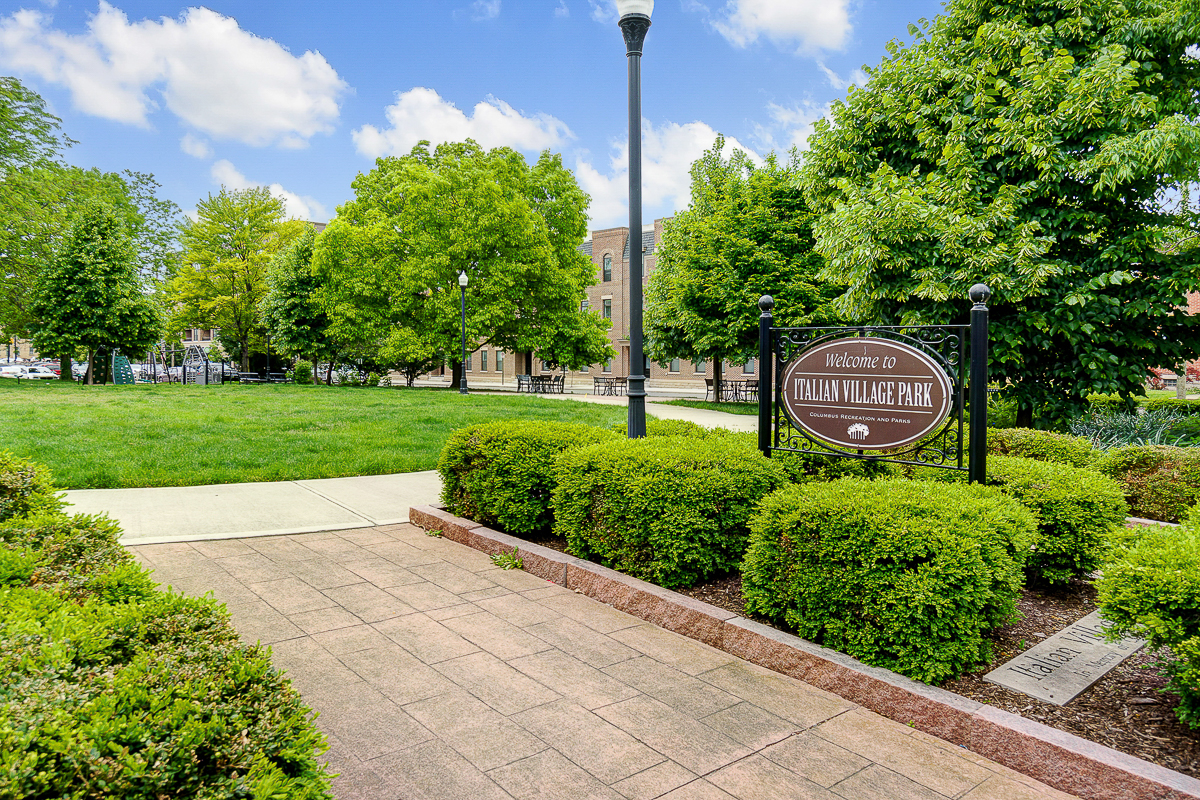 688 Hamlet St-39