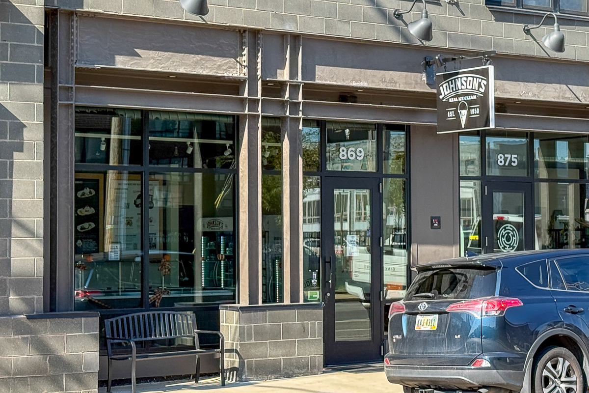 688 Hamlet St-42
