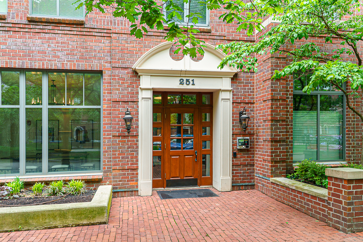 251 Daniel Burnham Sq-5