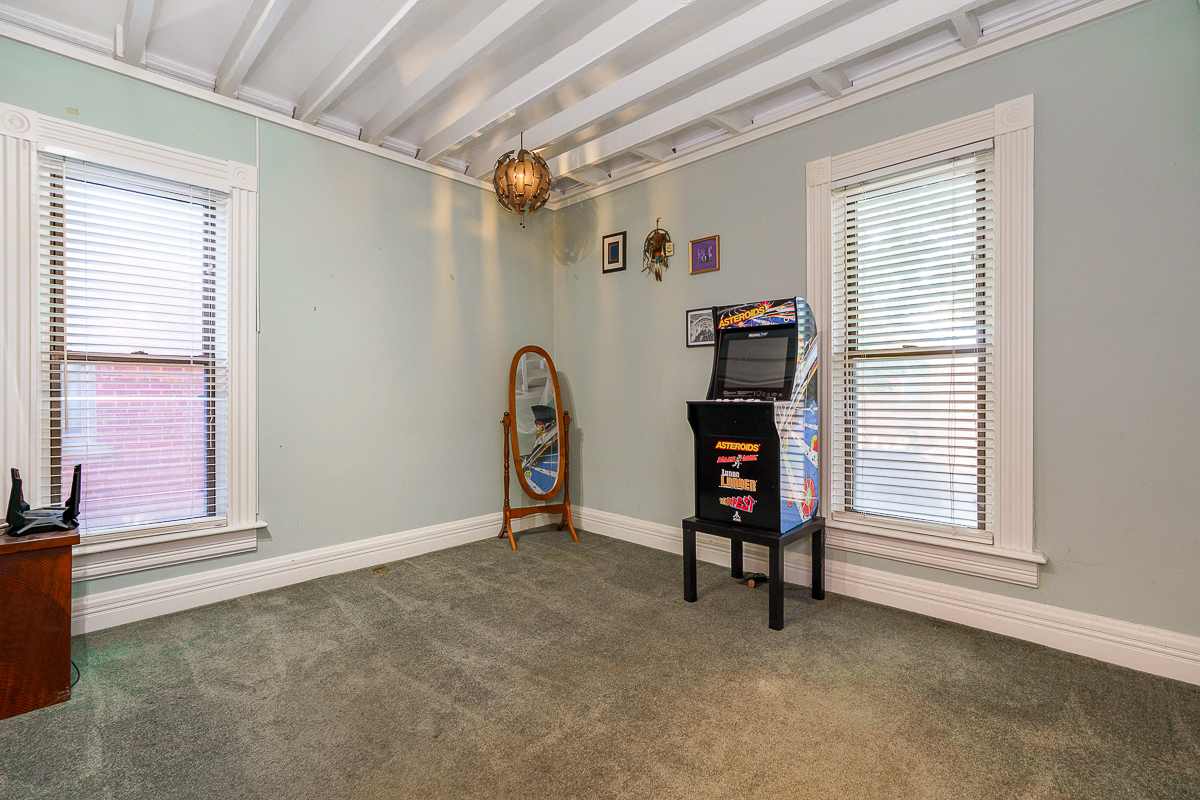 89 E lincoln St-43