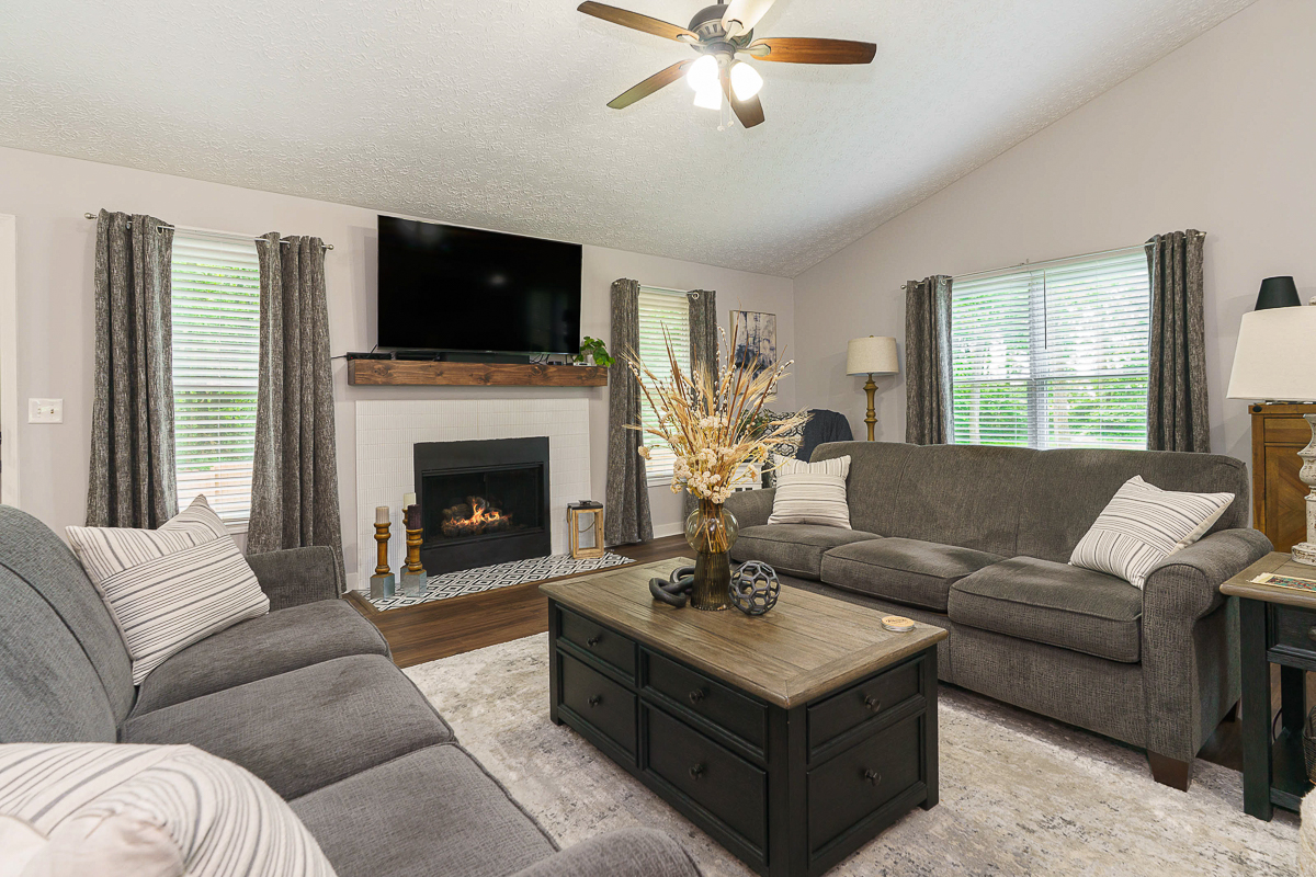 9825 Lynn's Rd-25