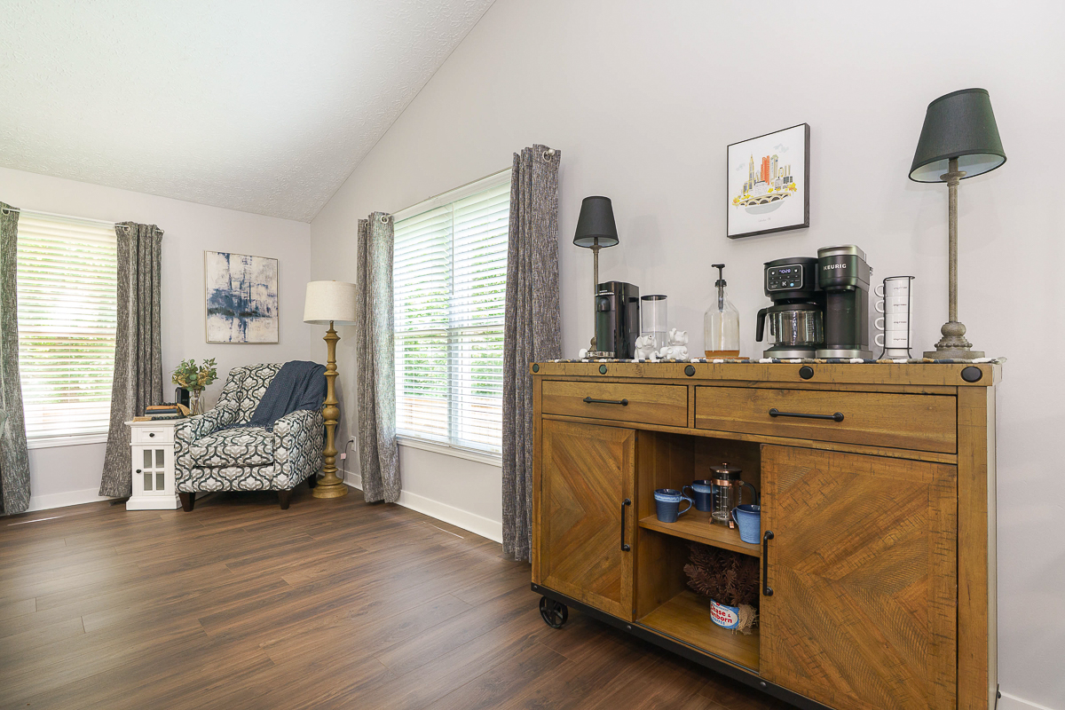 9825 Lynn's Rd-29