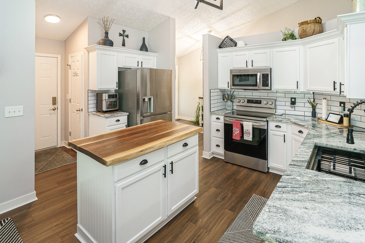 9825 Lynn's Rd-32