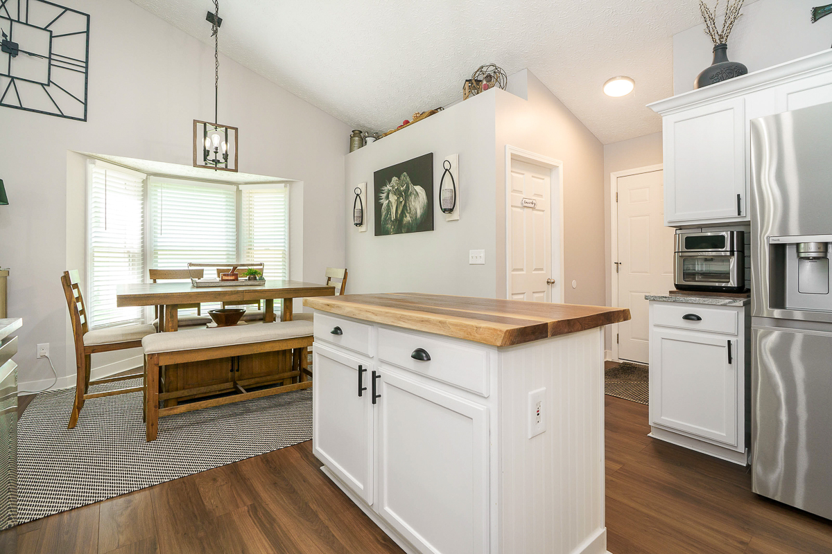 9825 Lynn's Rd-35