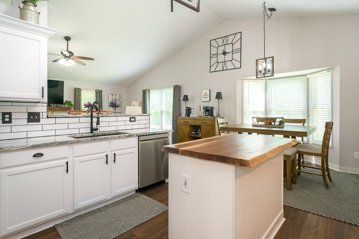 9825 Lynn's Rd-36